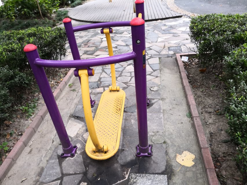 晃板健身器