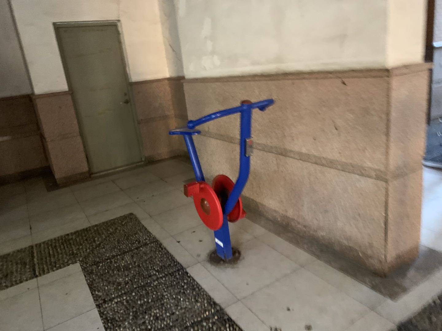 直立健身車