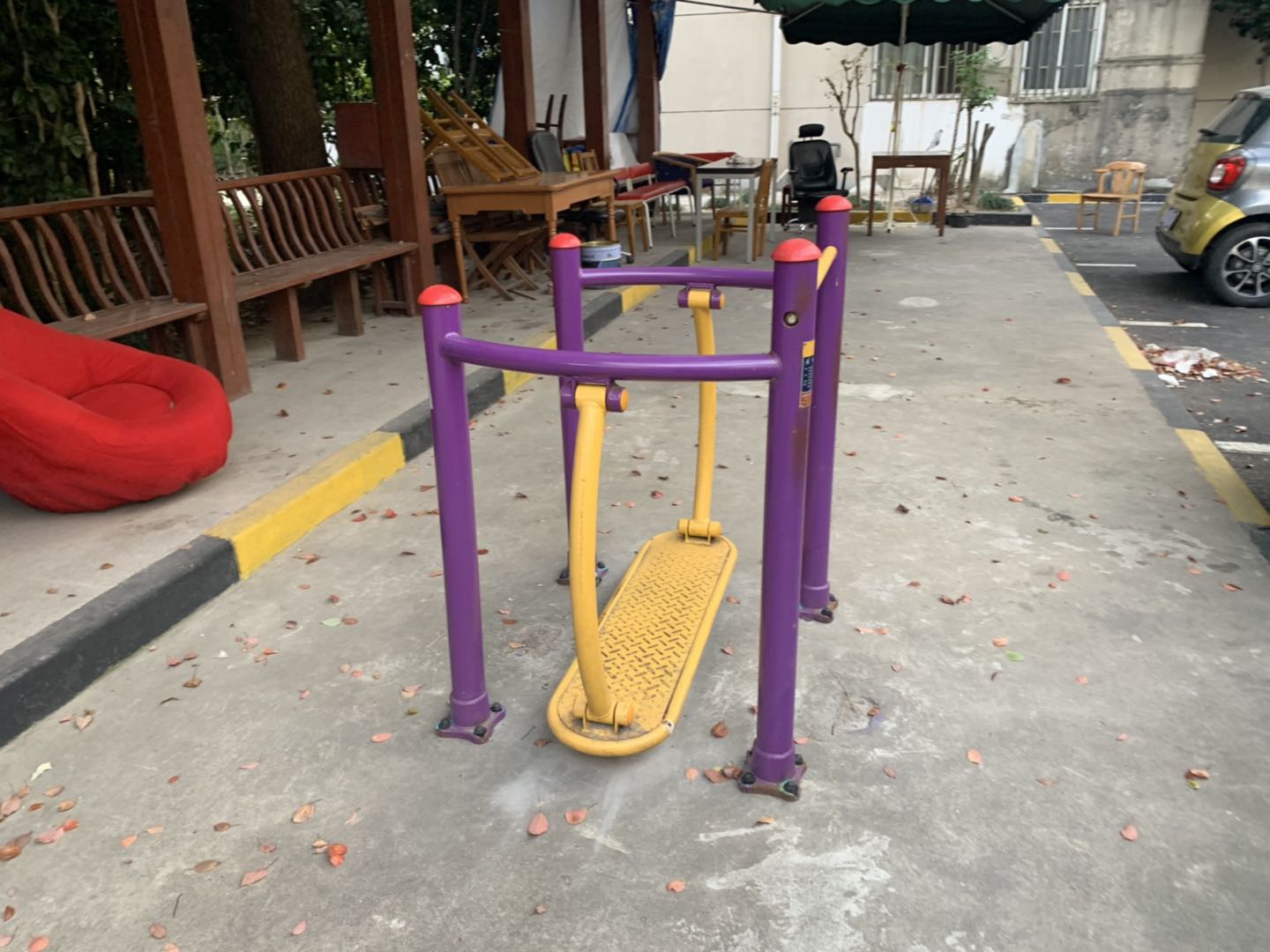 晃板健身器