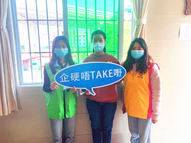 群眾手持kt版參與禁毒宣傳.jpg
