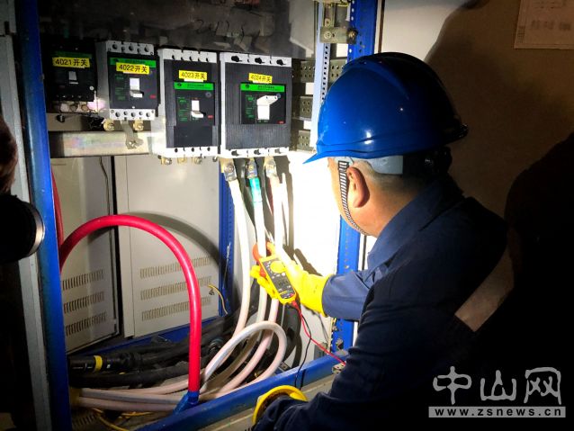 中山南朗供電分局運(yùn)維人員夜巡檢查設(shè)備。吳琪琪 攝.jpg