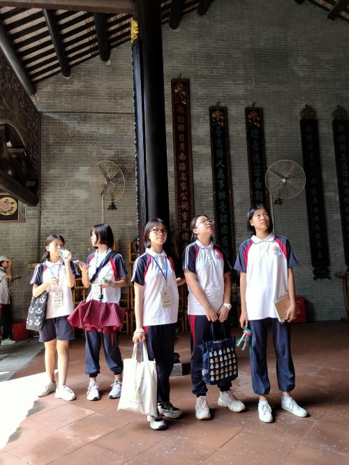 學(xué)生們無一不被招氏五世祠精美淳樸的古建筑群深深吸引著。.jpg