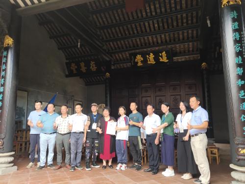 溶洲村黨委書記、村委會主任羅遠(yuǎn)楊，溶洲村“兩委”干部、南莊中學(xué)余燕瓊校長等為溶洲優(yōu)秀學(xué)子招芷晴頒發(fā)“文學(xué)新星”獎(jiǎng)項(xiàng)。羅遠(yuǎn)楊書記勉勵(lì)學(xué)子要緊緊圍繞美麗鄉(xiāng)村建設(shè)和自然生態(tài)、人文歷史等方面進(jìn)行采風(fēng)，精雕細(xì)琢，創(chuàng)作出一批膾炙人口的文學(xué)作品，書寫淳美溶洲。.jpg